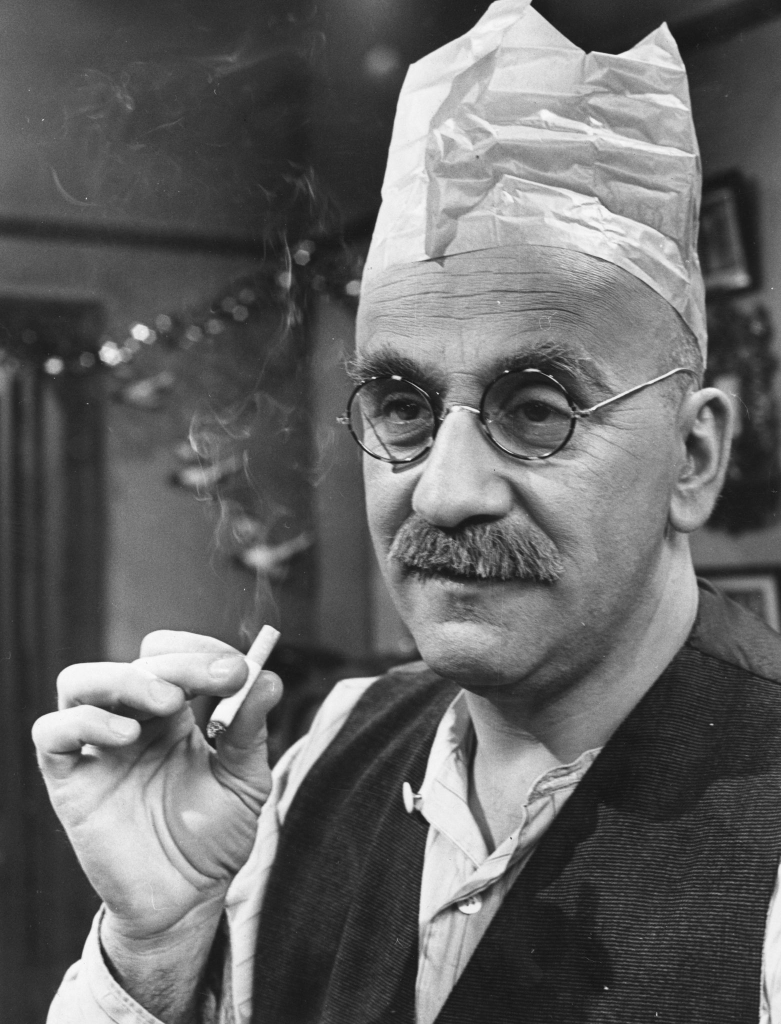 actor Warren Mitchell large photo