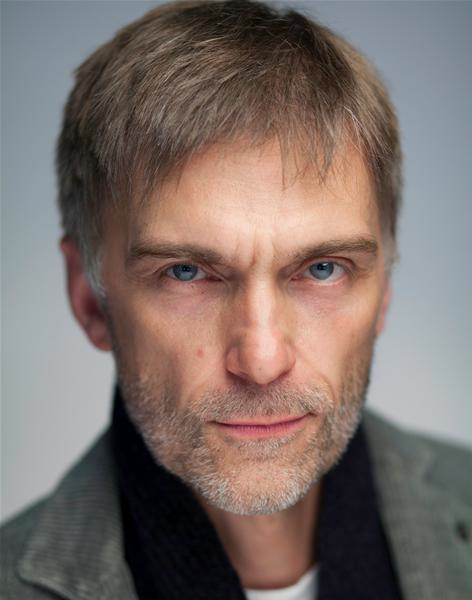 actor James Simmons large photo