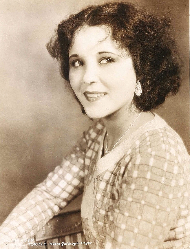 actor Raquel Torres large photo