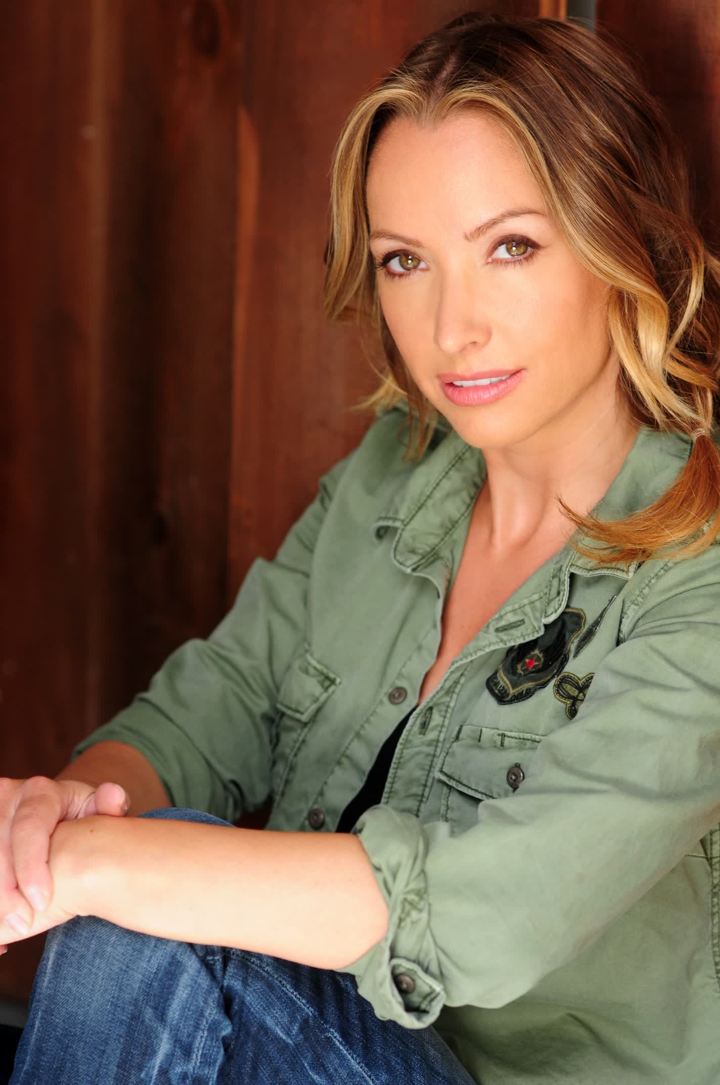 actor Krista Bell large photo