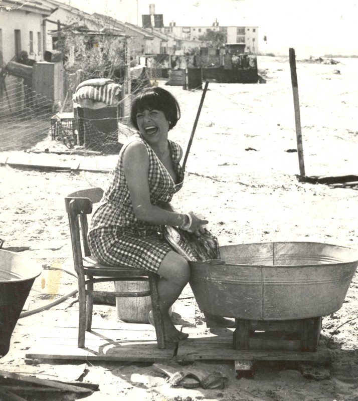 actor Gila Almagor large photo