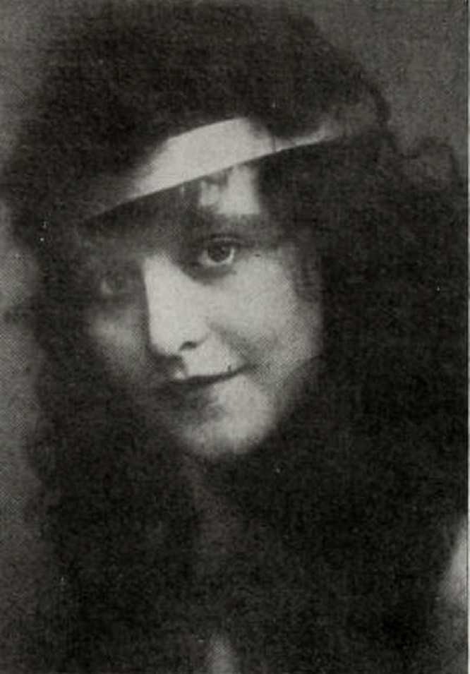 actor Marie Wells large photo