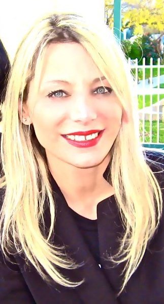 actor Iris Berry large photo