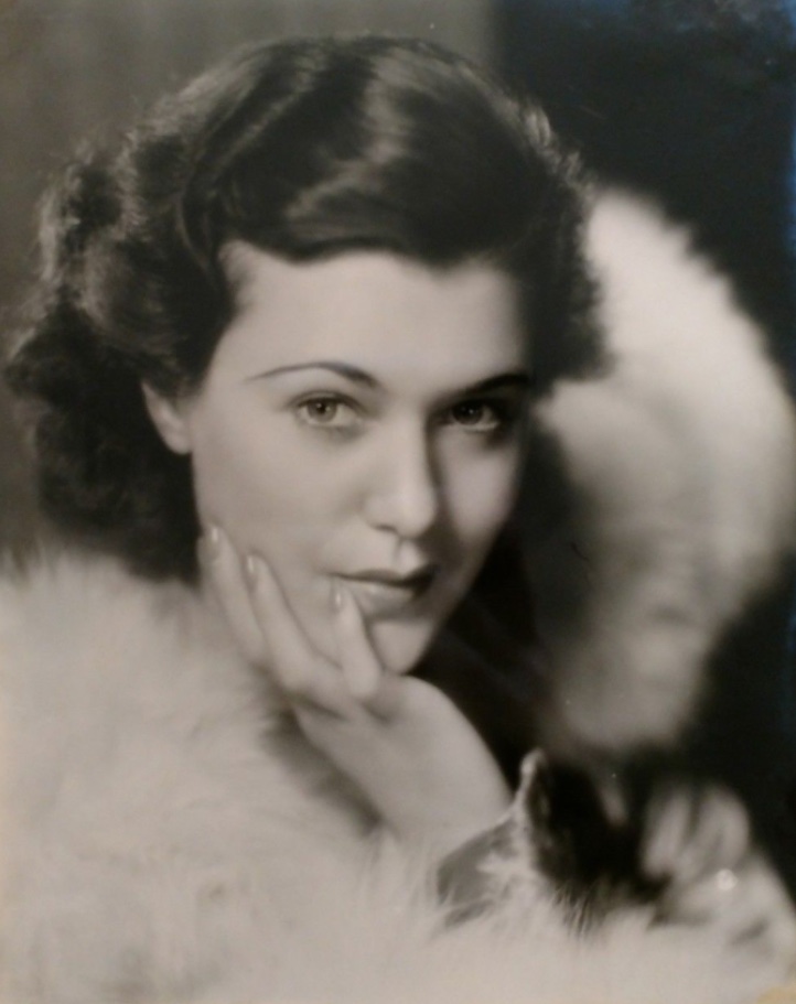 actor Charlotte Wynters large photo
