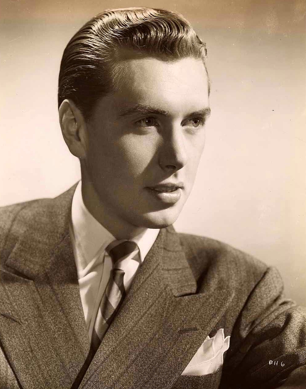 actor Robert Hutton large photo