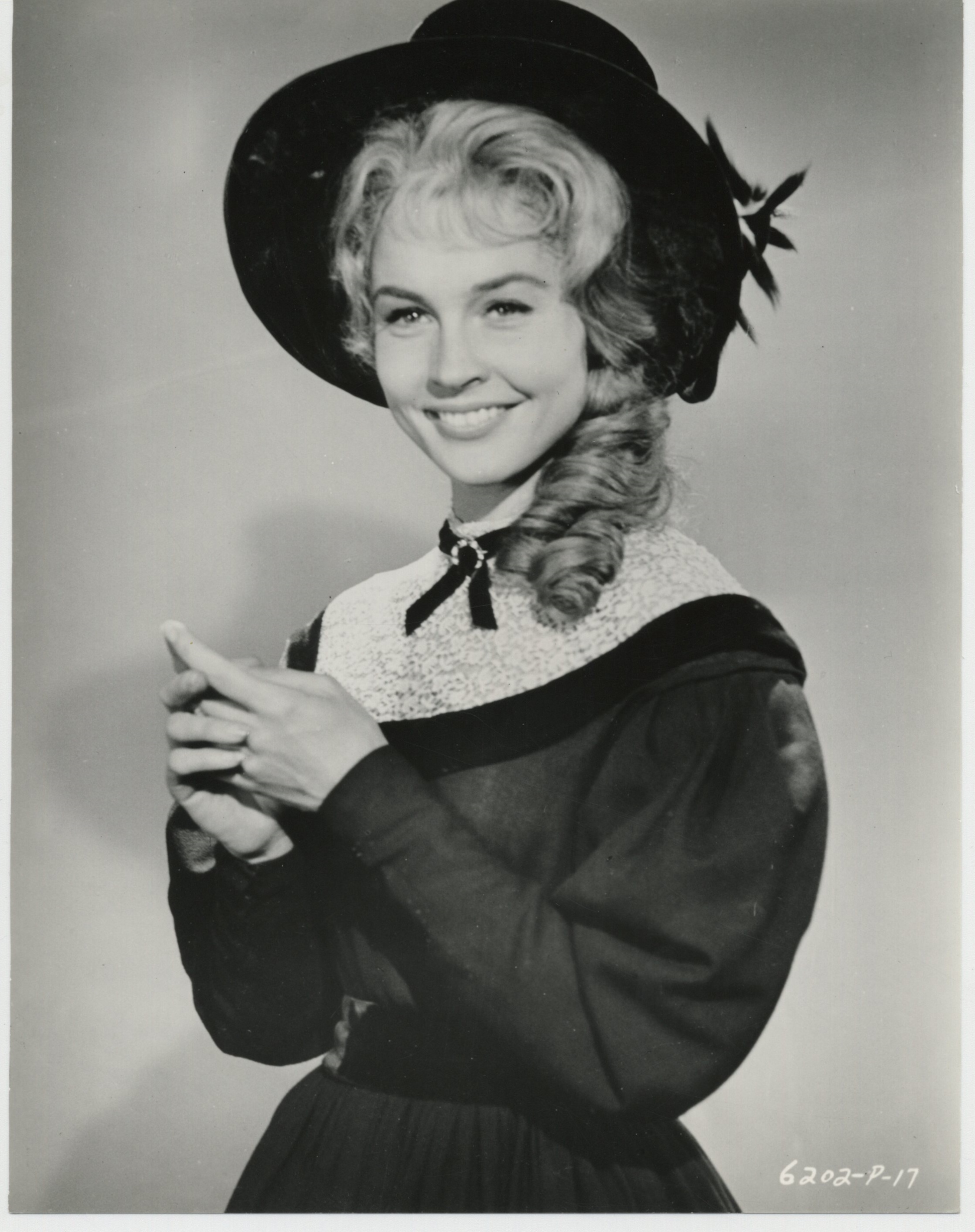 actor Maggie Pierce large photo