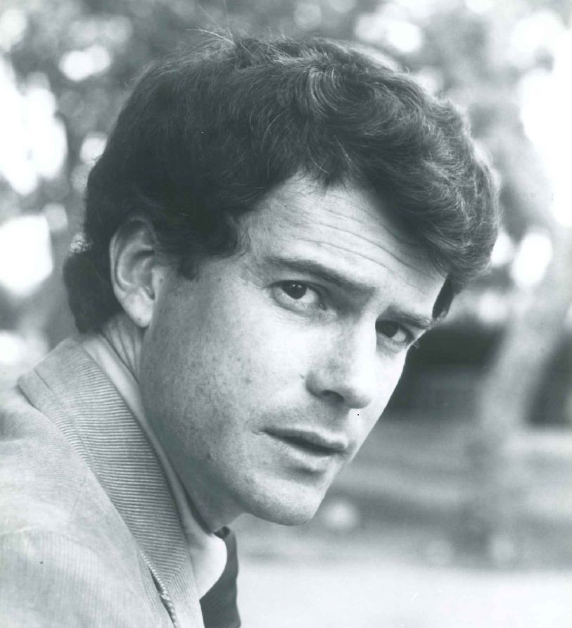 actor Robert Gribbin large photo