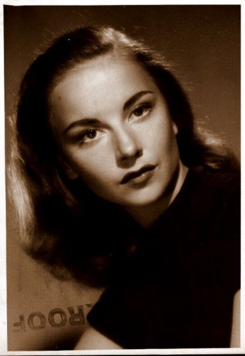 actor Joan Chandler large photo