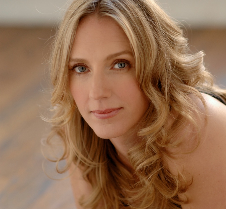 actor Christina Kirk large photo