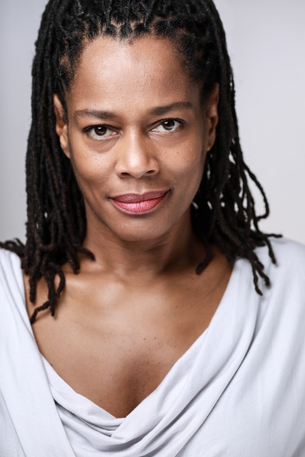 actor Suzette Llewellyn large photo