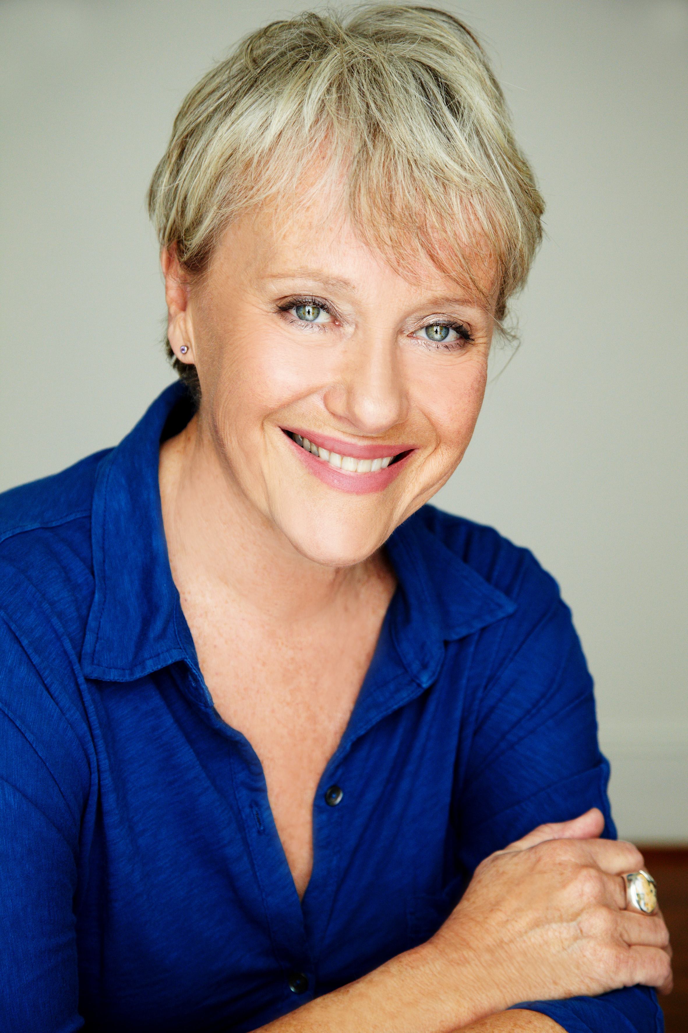 actor Elizabeth Alexander large photo