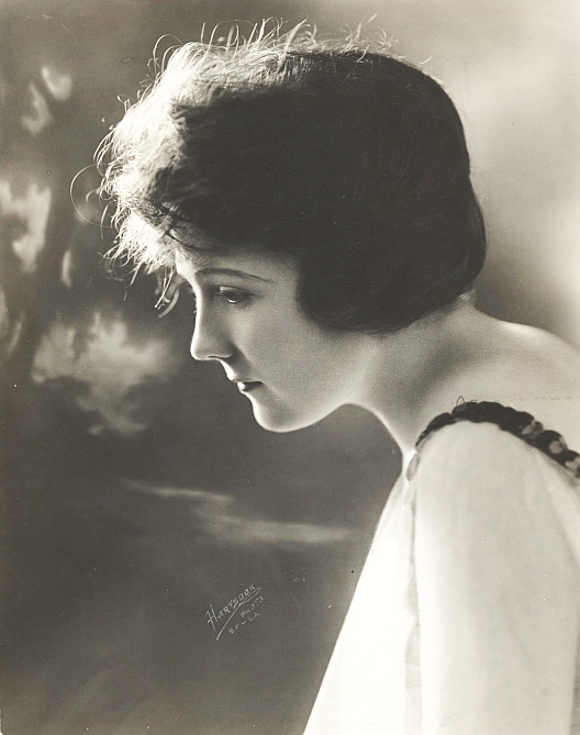 actor Nana Bryant large photo