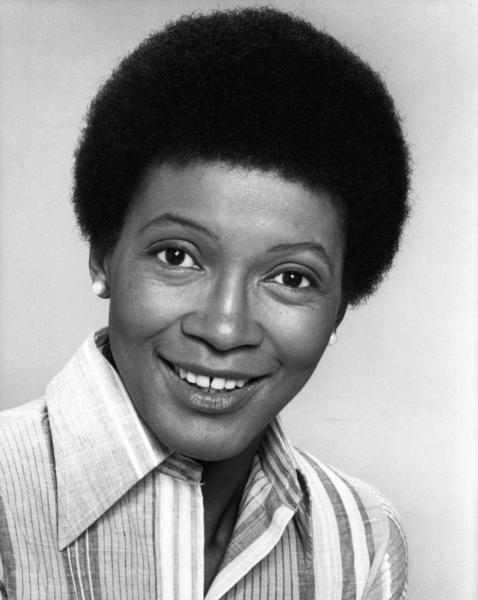 actor Olivia Cole large photo