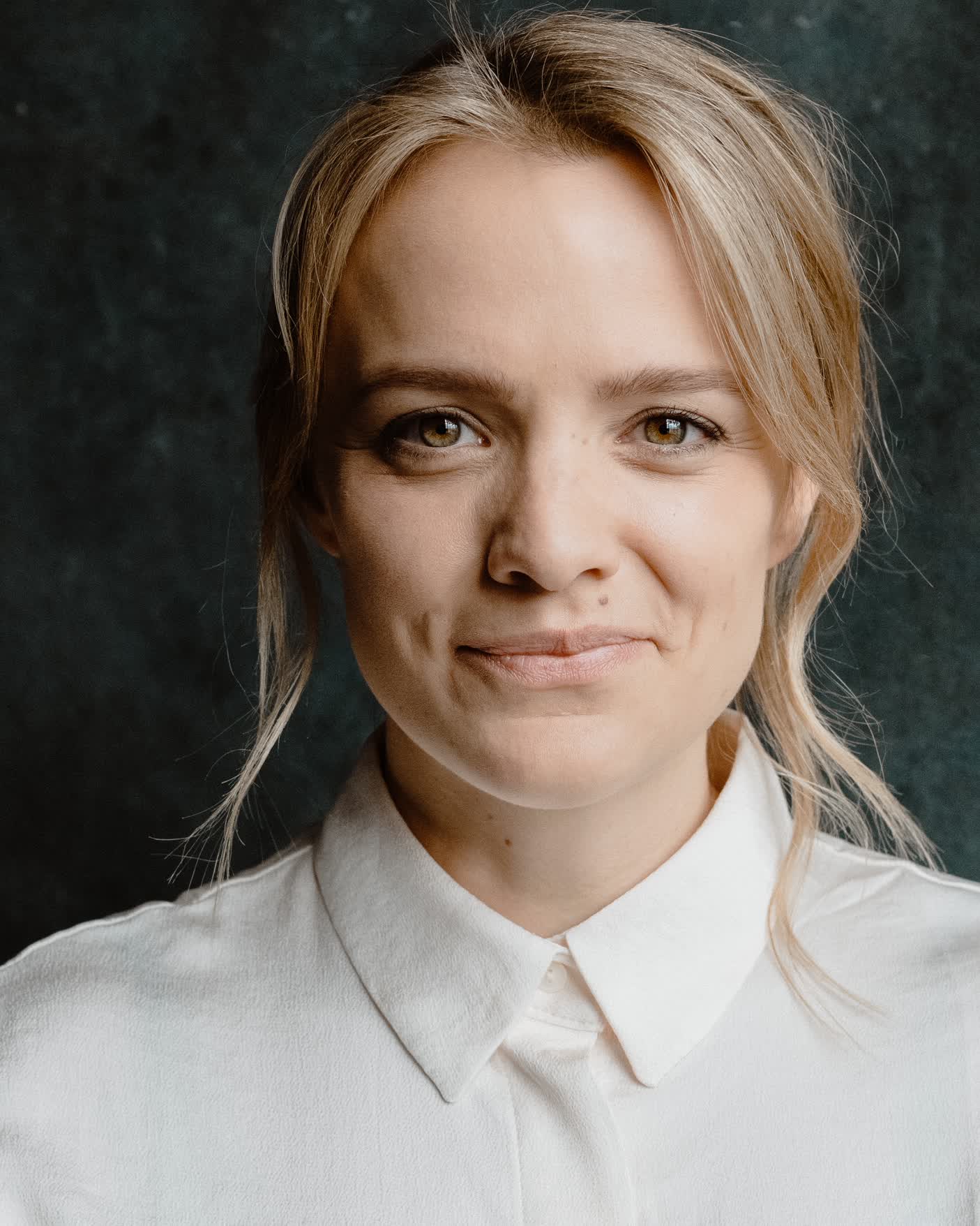 actor Laura Aikman large photo