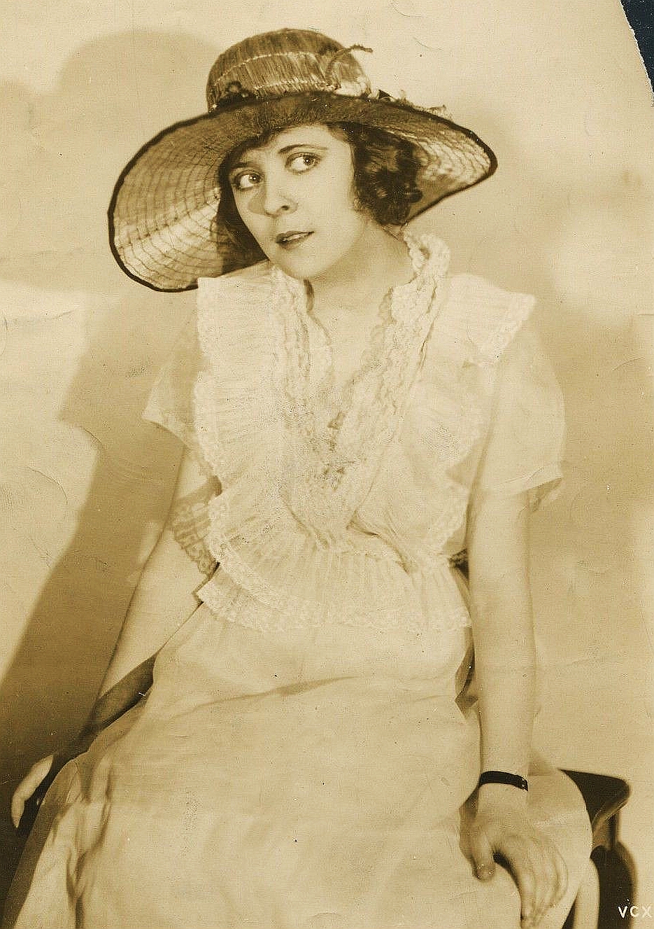 actor Priscilla Bonner large photo