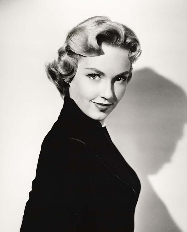 actor Leigh Snowden large photo