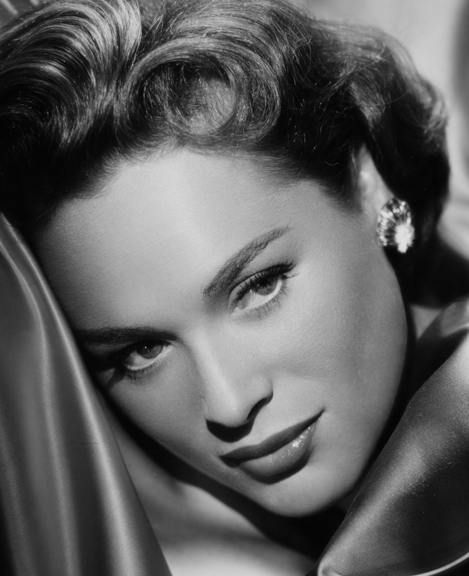 actor Bella Darvi large photo