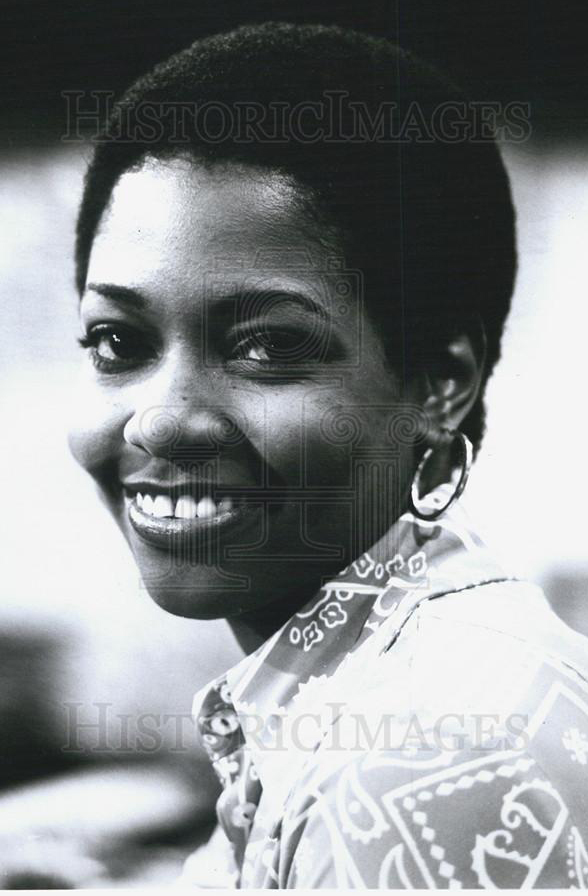 actor Edwina Moore large photo