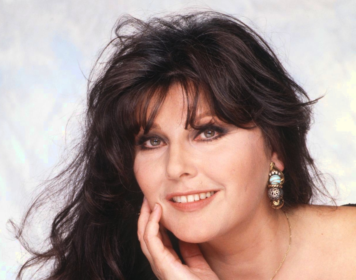 actor Claudia Mori large photo