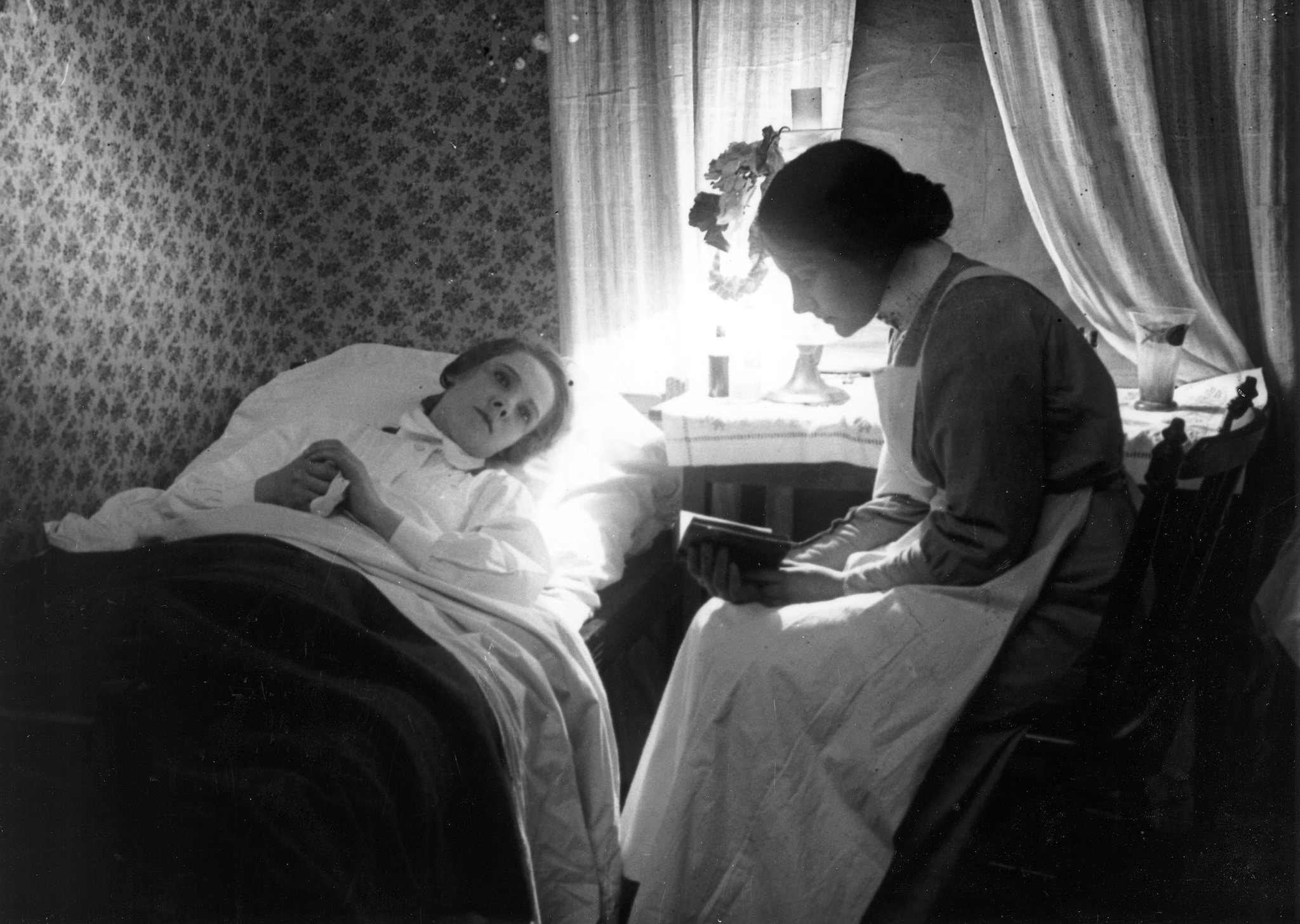 actor Lisa Lundholm large photo