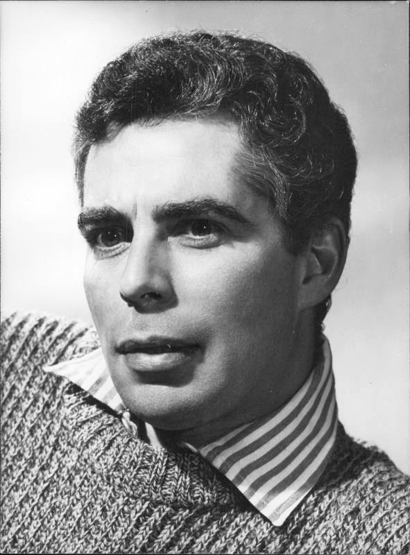 actor Anthony Newlands large photo