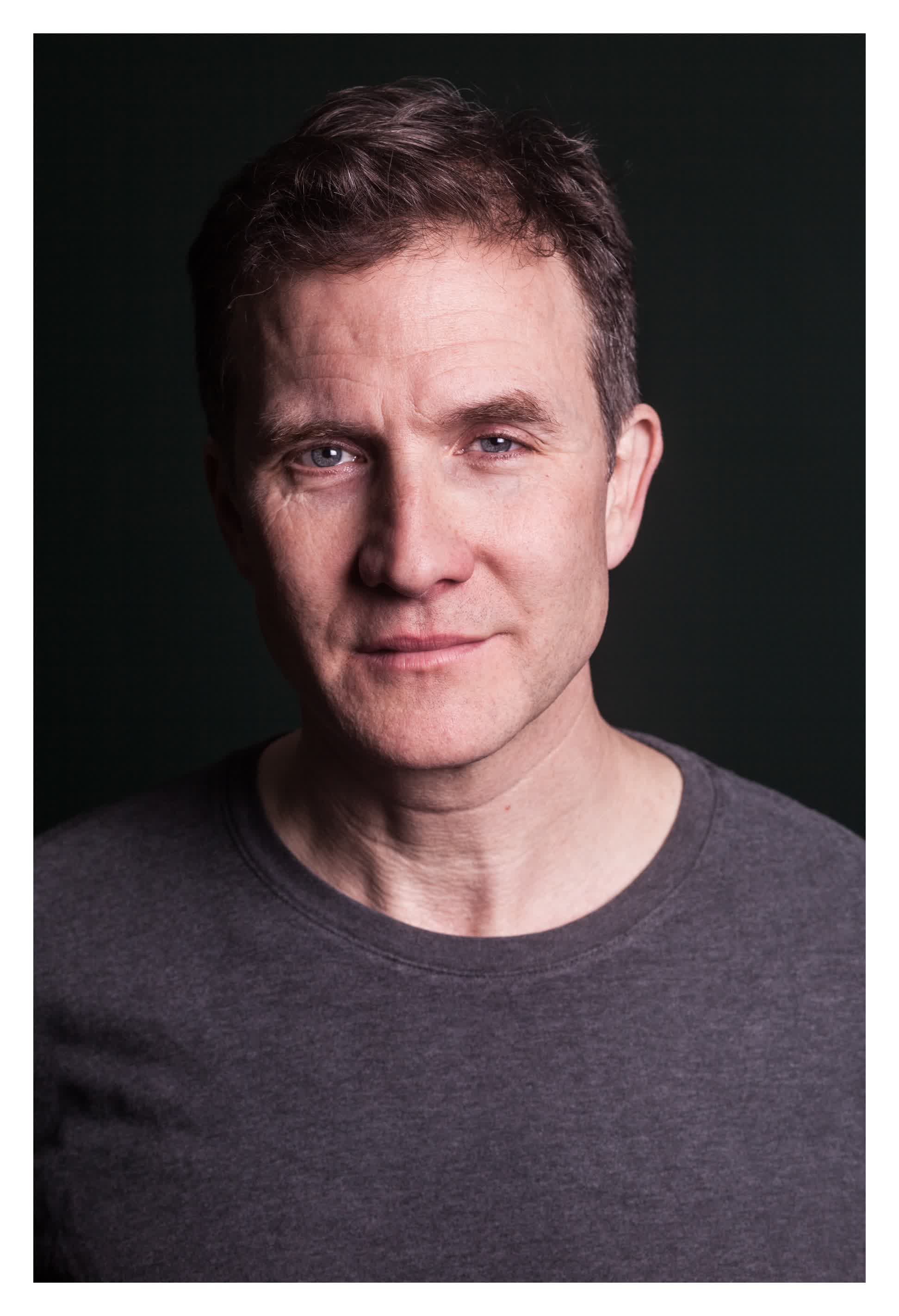 actor Jo Stone-Fewings large photo