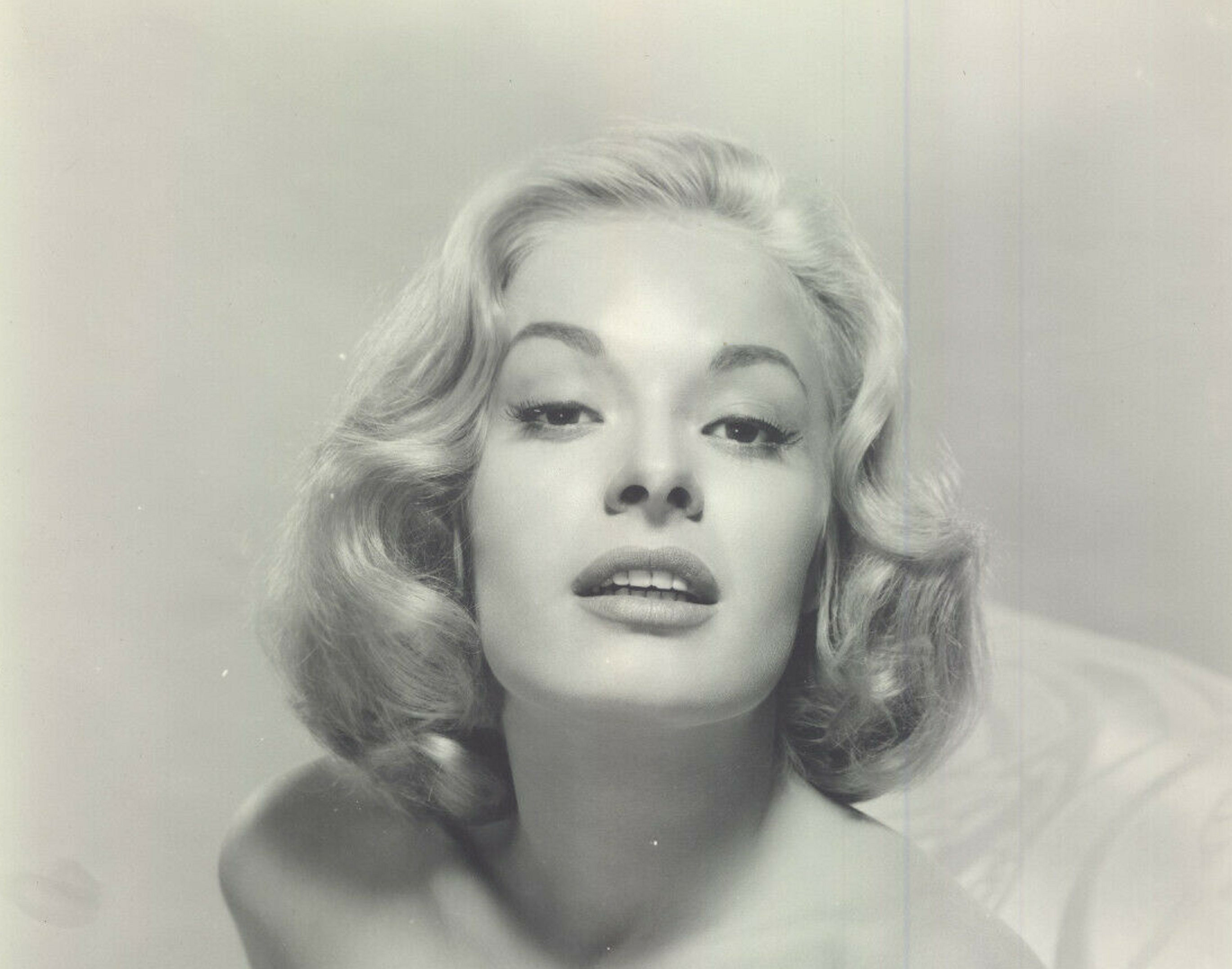 actor Jennifer Holden large photo