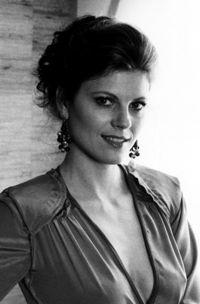 actor Robyn Douglass large photo