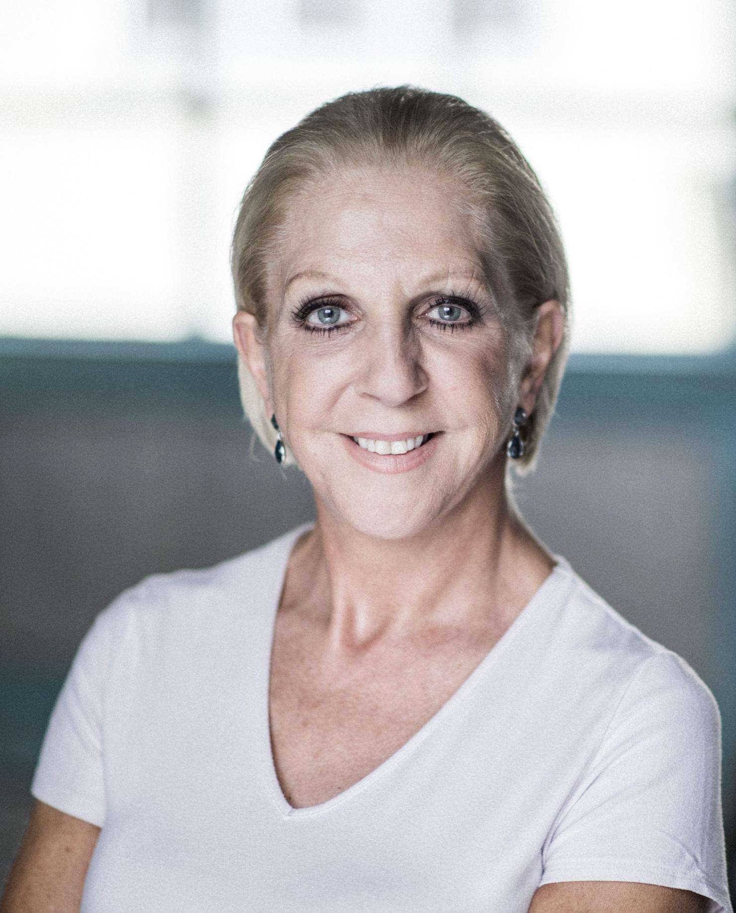 actor Nichola McAuliffe large photo