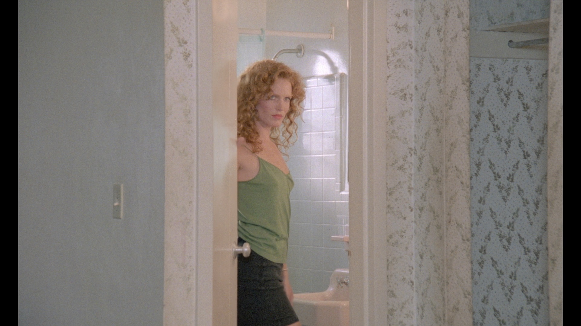 actor Victoria Prouty large photo