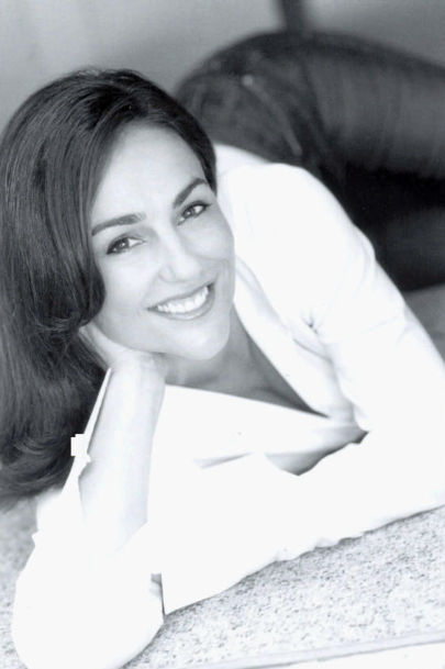 actor Angela Bennett large photo