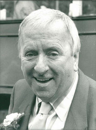 actor Hugh Lloyd large photo