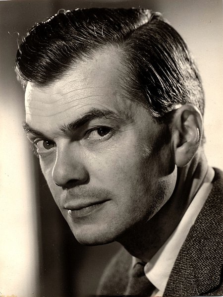 actor Derek Blomfield large photo
