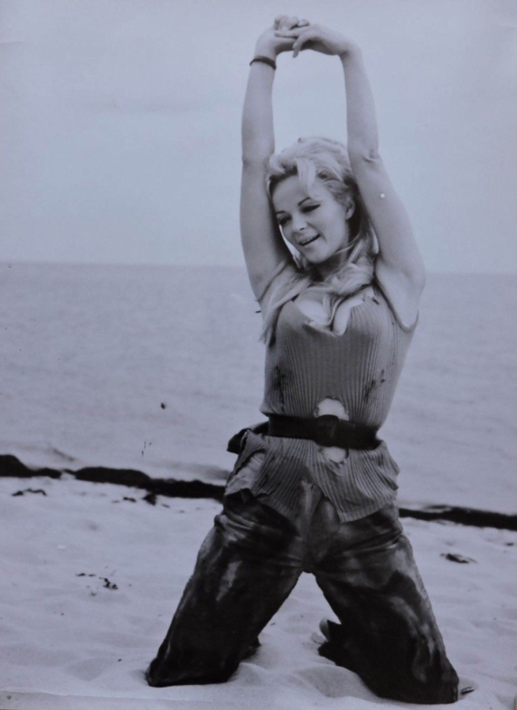 actor Renate von Holt large photo