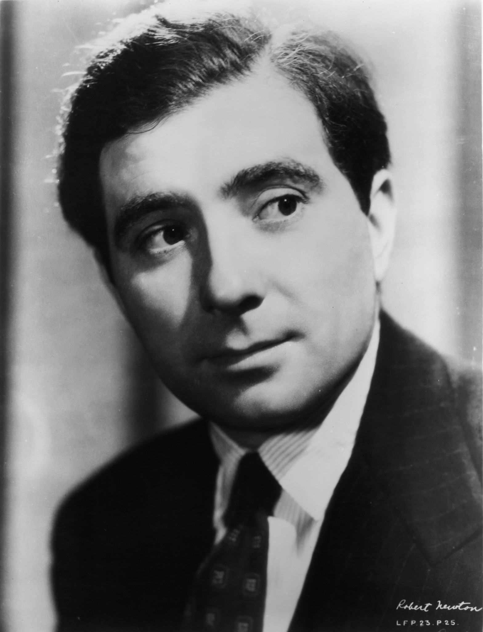 actor Robert Newton large photo