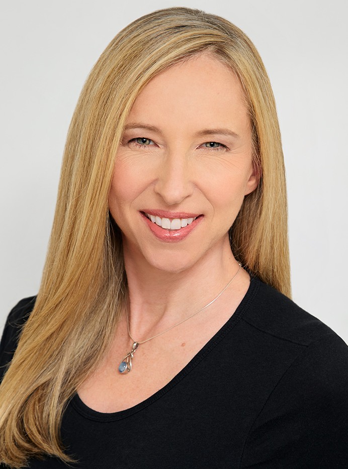 actor Alice Dinnean large photo