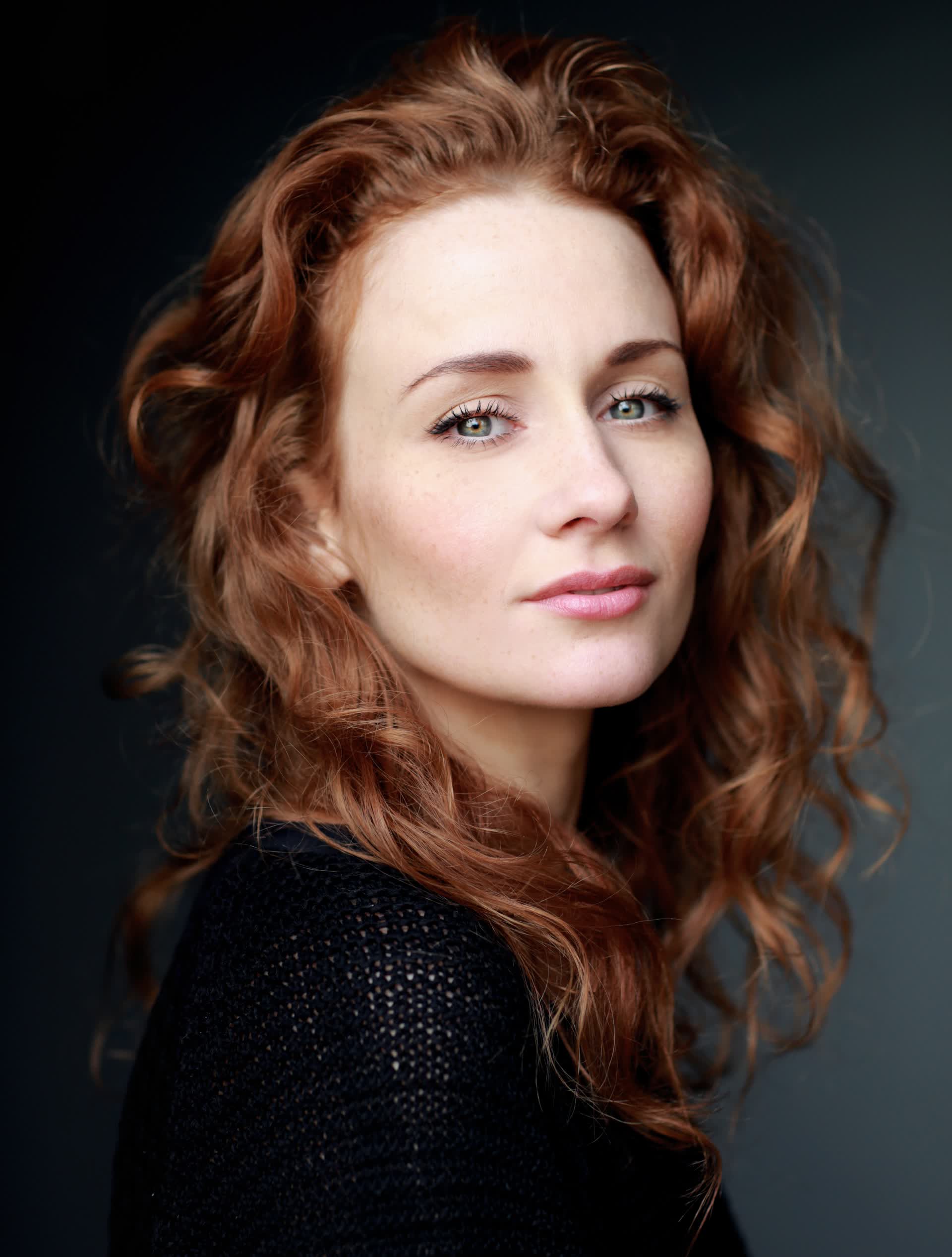 actor Leanne Rowe large photo