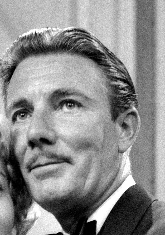 actor Tom Helmore large photo