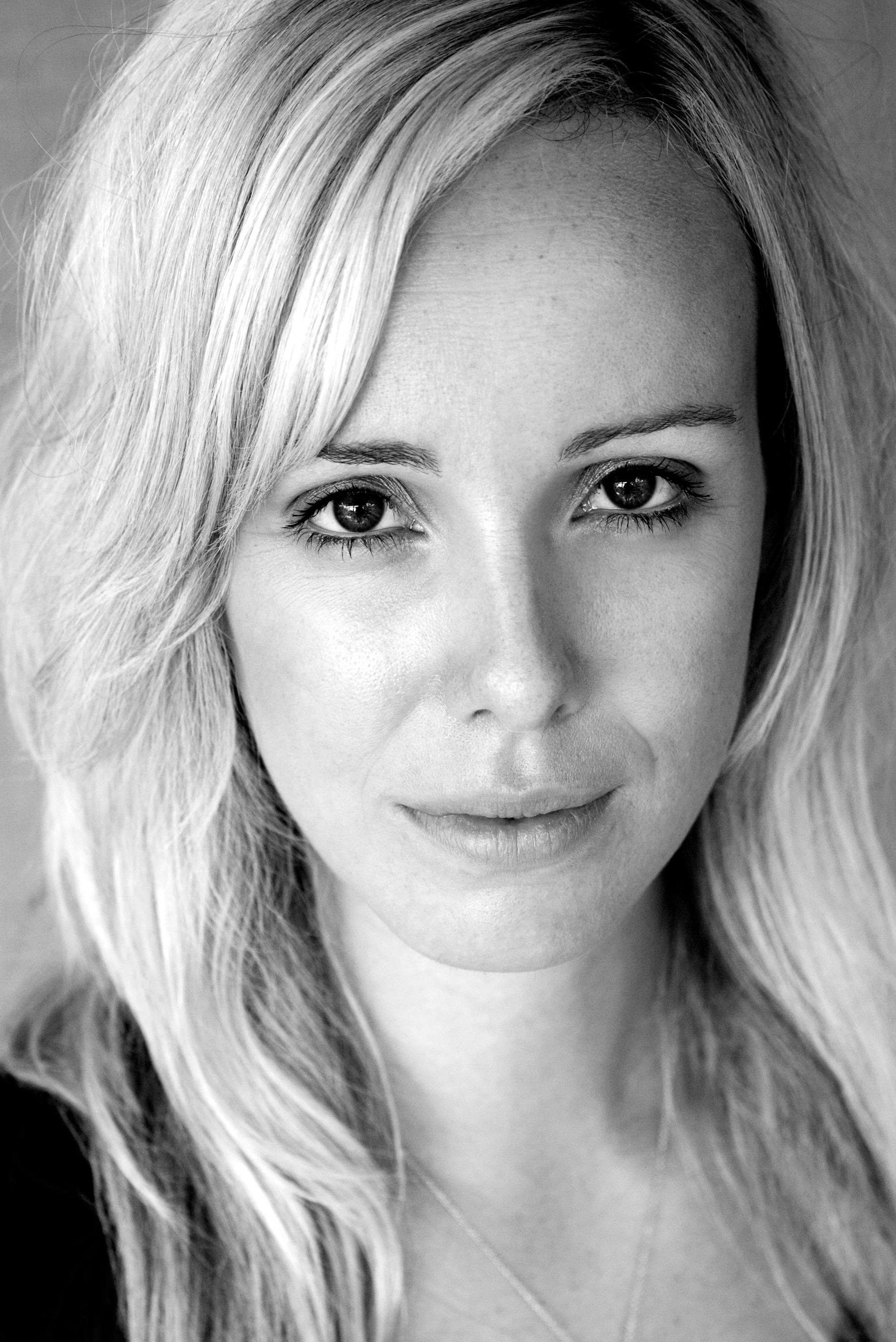 actor Zoe Coyle large photo