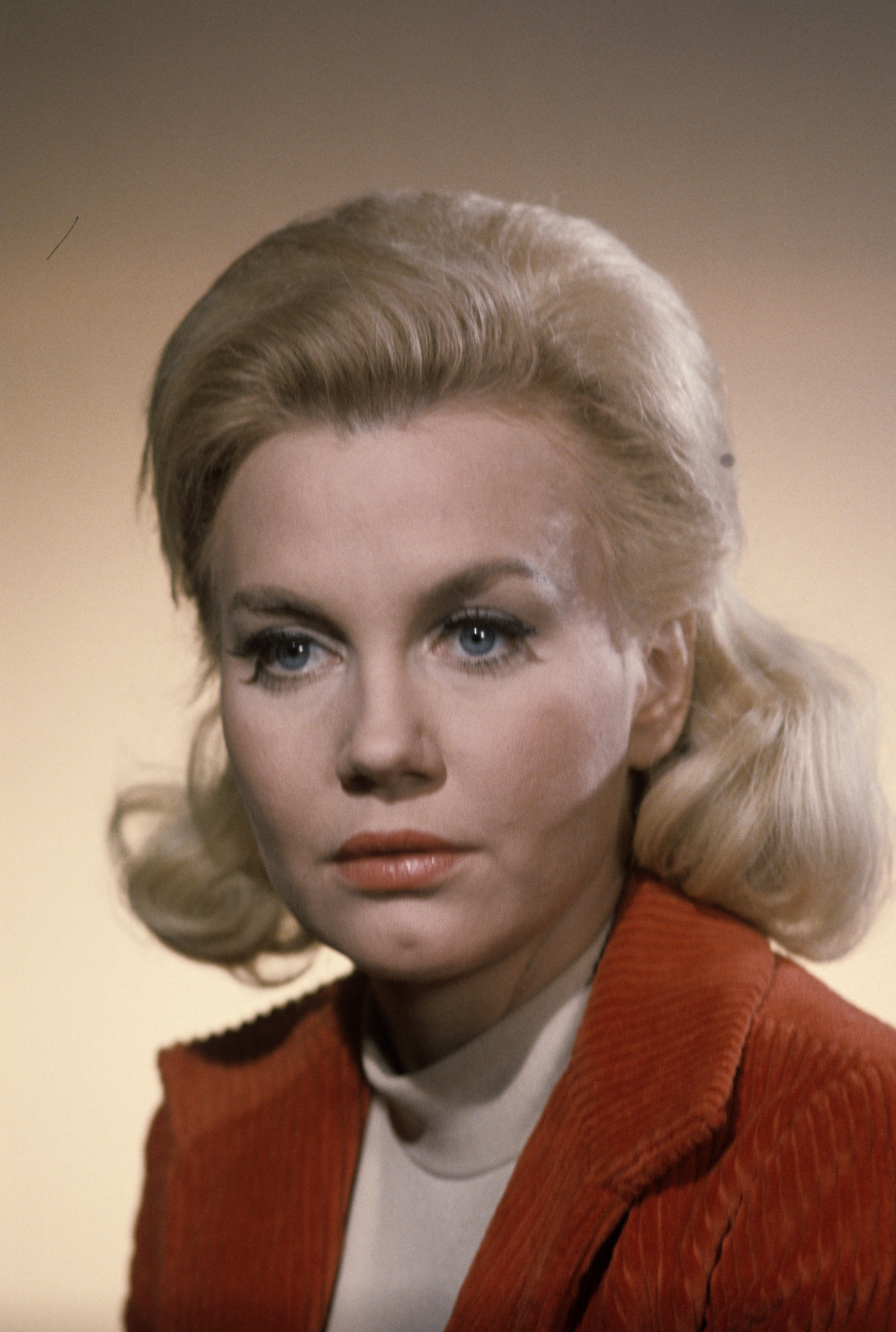 actor Elizabeth MacRae large photo