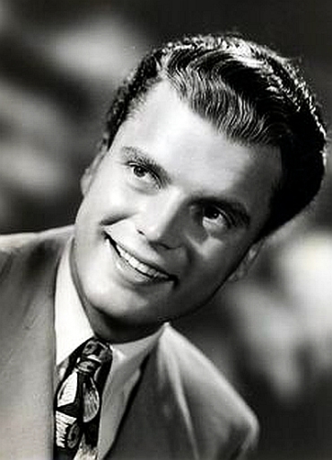 actor Harry Lewis large photo