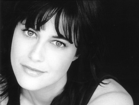 actor Fiona Loewi large photo