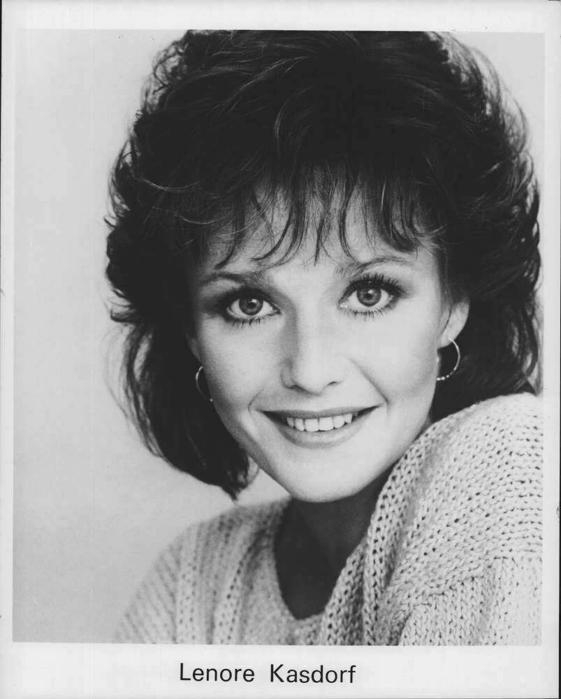 actor Lenore Kasdorf large photo