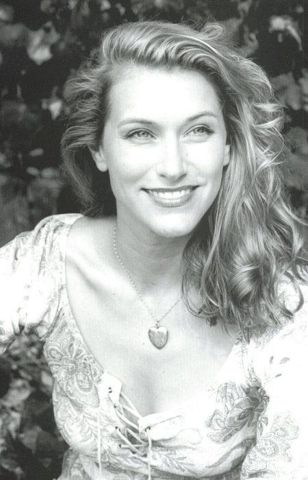 actor Wendy Carter large photo
