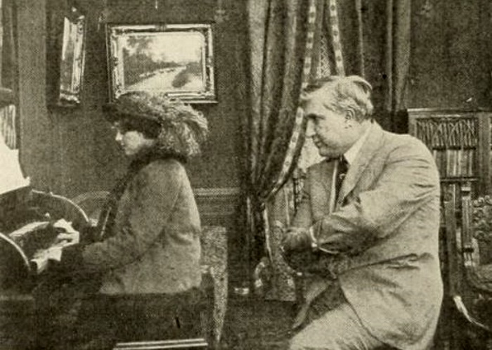 actor Carol Holloway large photo