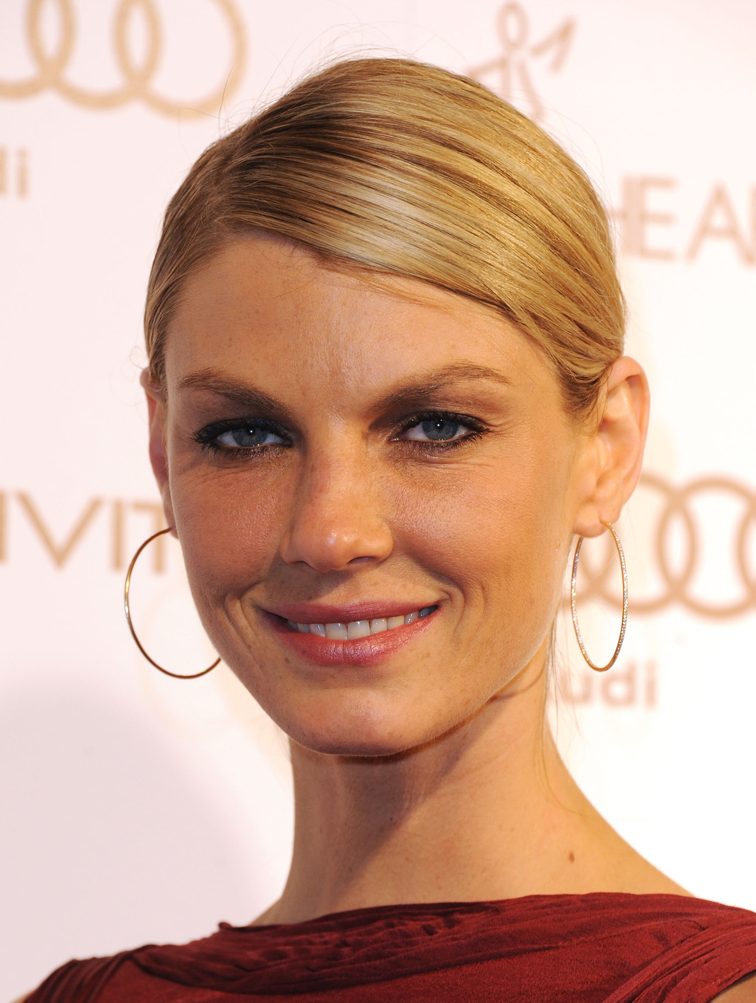 actor Angela Lindvall large photo