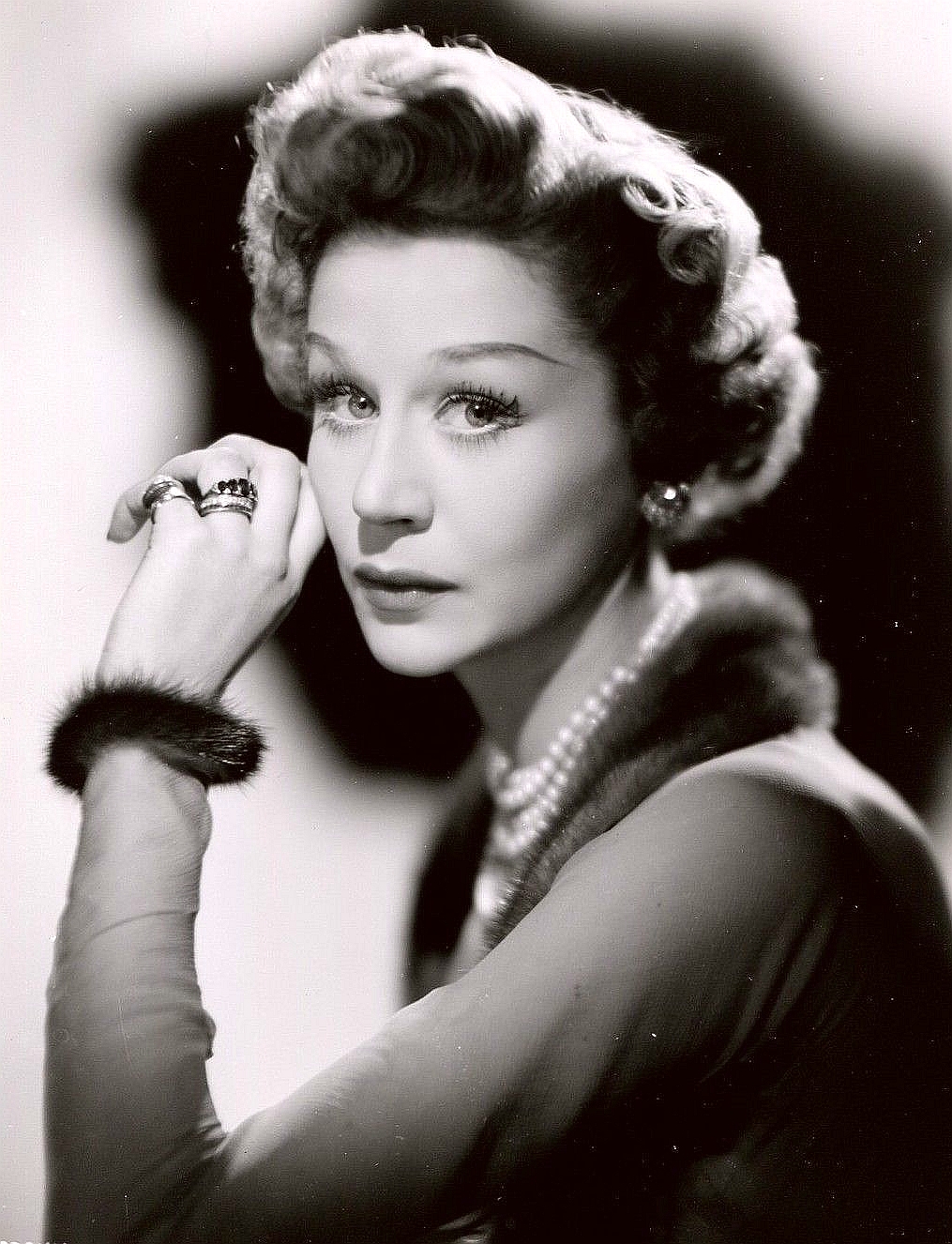 actor Margaret Leighton large photo