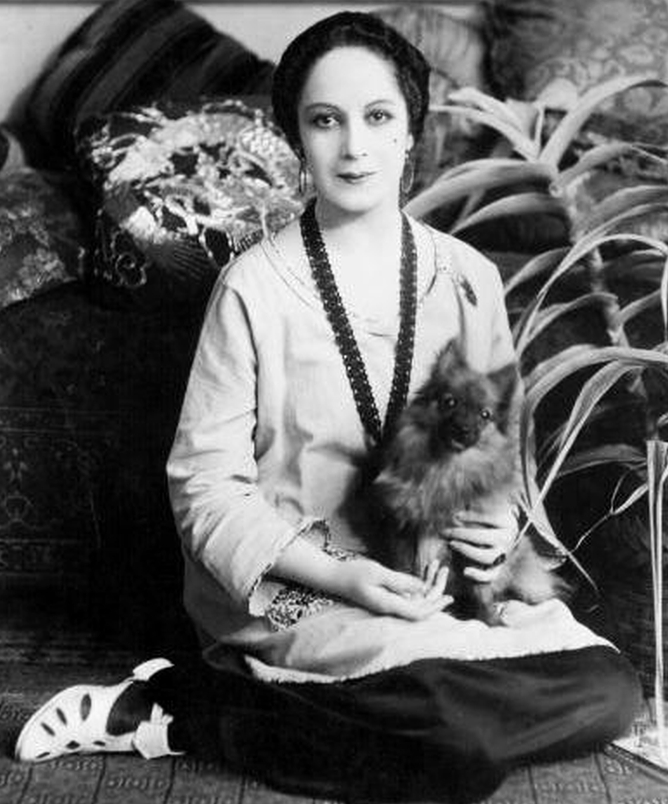 actor Claire Du Brey large photo