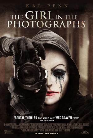 The Girl in the Photographs [Version française]