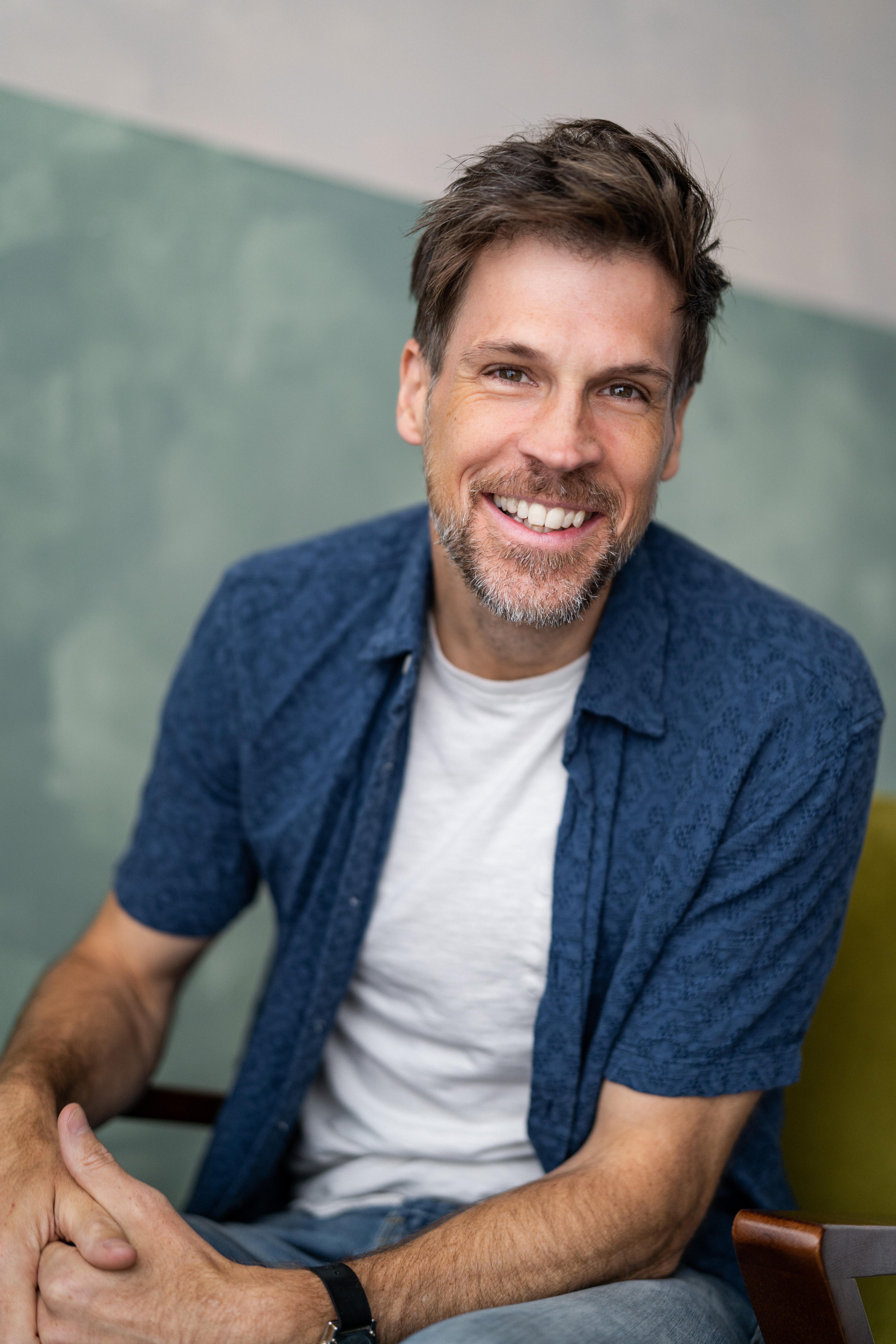 actor Giles Alderson large photo